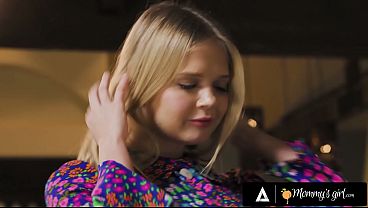 Coco lovelock, novinha molhada, goza de cabeça pra baixo com milf coroa
