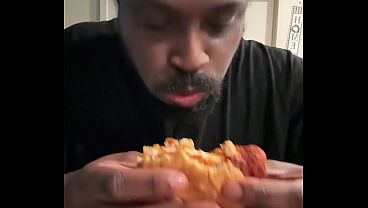 Dave devora frango quente em mukbang delicioso e suculento