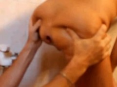 Esposa cagando um tolete grosso no pau do marido