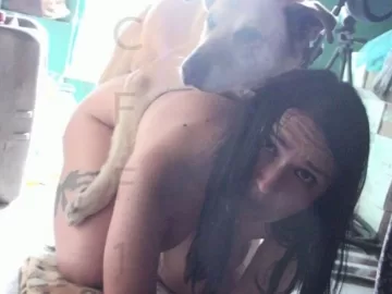 Garota de programa fazendo sexo com cachorro por dinheiro
