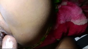 Gata de buceta limpinha recebe pau grande e goza toda
