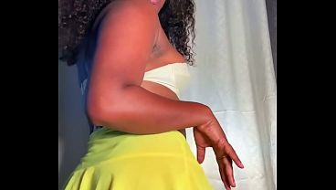 Morena bunduda está muito excitada e quer provar um pau