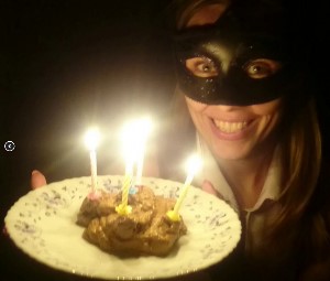 Mulher bonita fez bolo de aniversario com merda