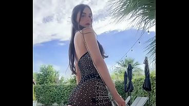 Mulher mostra a bunda de um jeito safado e provocante na câmera