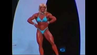 Mulher musculosa malhando e mostrando seu corpo definido