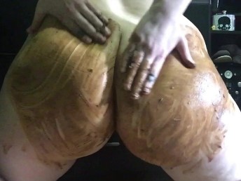 Ninfetinha popozuda caga e esfrega a bosta na bunda