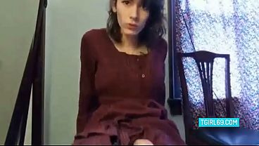 Travesti morena faz punheta no pau grande e duro